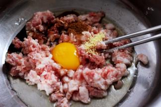 把所有的调料用筷子顺时针方向搅拌上劲后。