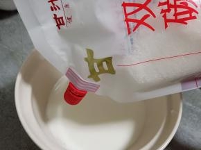 纯牛奶倒入一个大盆，加甘汁园双碳白砂糖30克。