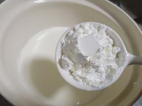 加48克的玉米淀粉（甘汁园的玉米淀粉家中常备）用勺子搅拌均匀、不要结块。