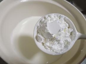 加48克的玉米淀粉（甘汁园的玉米淀粉家中常备）用勺子搅拌均匀、不要结块。