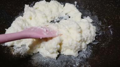 搅拌至粘稠就可以。