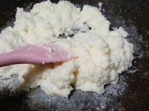 搅拌至粘稠就可以。