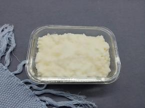 找一个容器、容器内壁可以先淋一下水、这样不会粘，自然放凉、天热可以放冰箱冷藏1-2小时 。