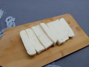 凉透的鲜奶糊切小块。