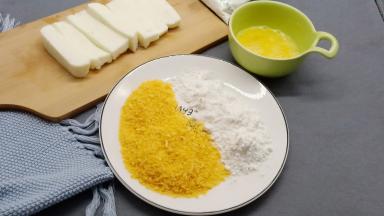 准备面包糠、玉米淀粉、鸡蛋液。