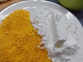 鲜奶条依次裹上玉米淀粉、鸡蛋液、面包糠。