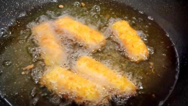 锅里放多一些油，油温七成热下锅炸制金黄酥脆即可（油要选气味小的，像玉米油葵花籽油之类、这种炸鲜奶不用复炸，一次性炸到位就行）