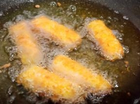 锅里放多一些油，油温七成热下锅炸制金黄酥脆即可（油要选气味小的，像玉米油葵花籽油之类、这种炸鲜奶不用复炸，一次性炸到位就行）