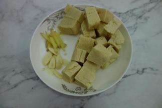 冻豆腐切成适当的块，姜切成条，蒜切成片