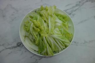 白菜洗干净切成适量的条