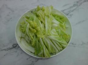 白菜洗干净切成适量的条