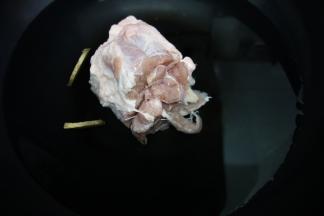 大骨用水多冲洗几遍，然后浸泡一会儿。锅里加入适量的水、料酒和姜片，把大骨放入锅中，焯水去血沫