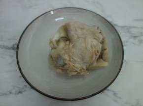 焯好的大骨捞出，用水冲洗一下