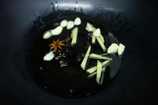 锅里加入适量的油，烧到七成热时，把姜、蒜、花椒、大料放入锅中炒香