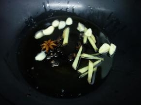 锅里加入适量的油，烧到七成热时，把姜、蒜、花椒、大料放入锅中炒香