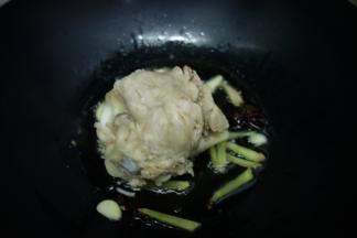 再放入大骨翻炒几下