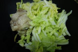 然后加入洗好的白菜放入锅中，炒到白菜变软