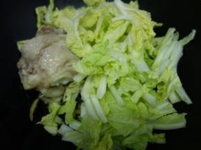 然后加入洗好的白菜放入锅中，炒到白菜变软