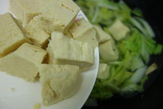 在加入冻豆腐块儿，然后大火烧开转中火炖煮到各种食材都熟，然后加入鸡粉和盐，搅拌均匀，即可关火出锅。喜欢喝汤的，多留一点汤来喝