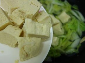 在加入冻豆腐块儿，然后大火烧开转中火炖煮到各种食材都熟，然后加入鸡粉和盐，搅拌均匀，即可关火出锅。喜欢喝汤的，多留一点汤来喝