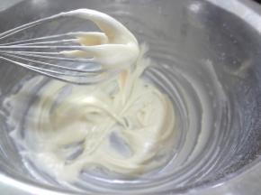 用手动蛋抽J字手法混合至无干粉的浓稠状