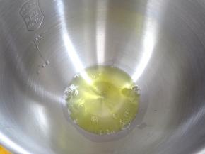 蛋清放入厨师机桶中