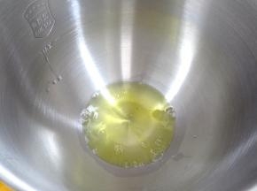 蛋清放入厨师机桶中