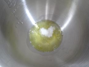 加入白砂糖开始打发蛋白