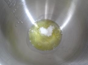 加入白砂糖开始打发蛋白