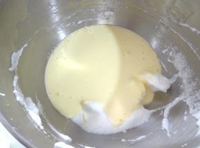 混好的面糊倒入剩余蛋白的厨师机桶中同样的手法翻拌均匀