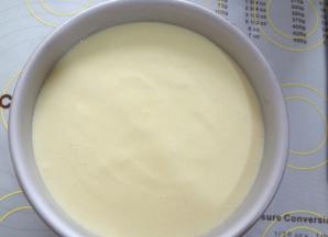 倒入6寸戚风模具中，震模震出大气泡