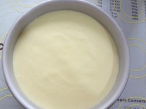 倒入6寸戚风模具中，震模震出大气泡