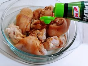 猪脚切开，洗干净，淋干水分，放入器具中，加入生抽，十三香！