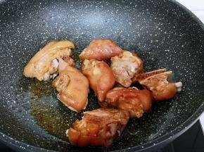 起油锅，加入腌制好呢猪蹄煸炒！