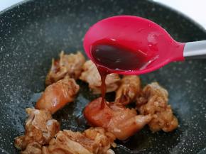 再加入腌制猪脚的料汁！