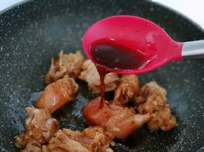 再加入腌制猪脚的料汁！