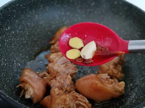 加入姜，蒜，八角，辣椒！