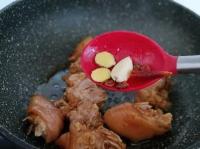 加入姜，蒜，八角，辣椒！