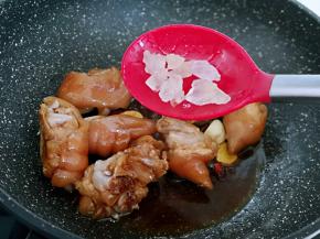 再加入冰糖。（冰糖的量可以根据个人口味放）