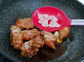 再加入冰糖。（冰糖的量可以根据个人口味放）
