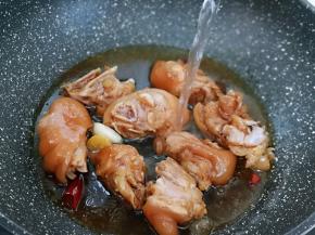 加入纯净水，适当多一些，因为需要炖的久一点！