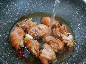 加入纯净水，适当多一些，因为需要炖的久一点！
