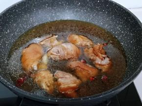 盖上盖子大火烧开，转小火炖45分钟！