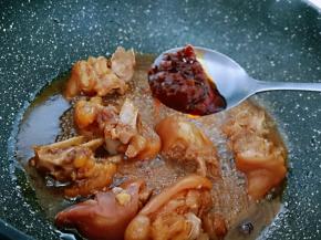 加入沙茶酱，翻炒均匀，按个人口味放入盐！再炖10分钟！