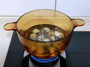 首先将鹌鹑蛋洗干净,放入锅中煮熟,捞出将皮剥掉!备用