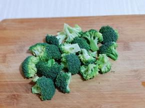 西蓝花，掰小朵混合用刀切也可以！