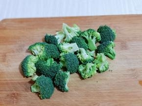 西蓝花,掰小朵混合用刀切也可以!