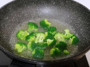 西蓝花焯水,水烧开后,加入盐,放入西蓝花,焯水40秒捞出,淋干水分!