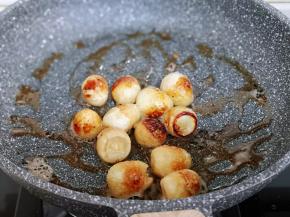 起油锅，将鹌鹑蛋炒至金黄盛出备用！