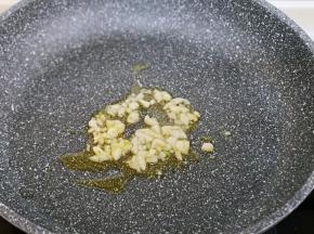 另起油锅,加入切好的蒜炒香!